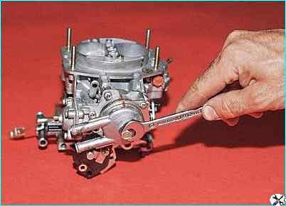 Снятие и разборка карбюратора