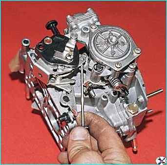 Снятие и разборка карбюратора