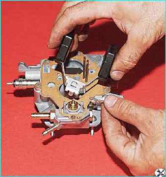 Снятие и разборка карбюратора