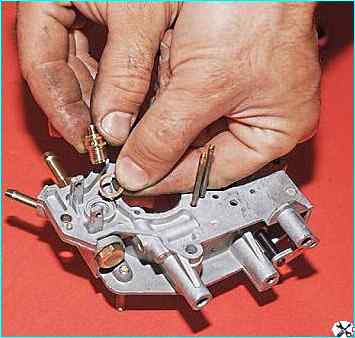 Снятие и разборка карбюратора