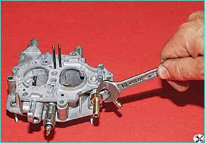 Снятие и разборка карбюратора