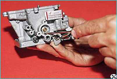 Снятие и разборка карбюратора