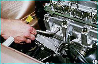 Замена маслоотражательных колпачков двигателя