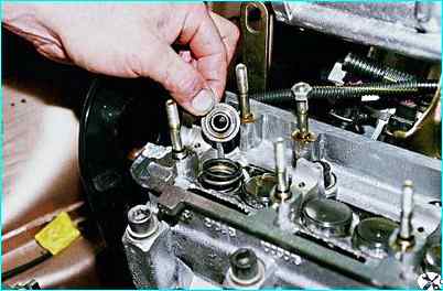 Замена маслоотражательных колпачков двигателя