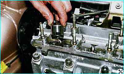 Замена маслоотражательных колпачков двигателя