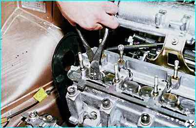 Замена маслоотражательных колпачков двигателя