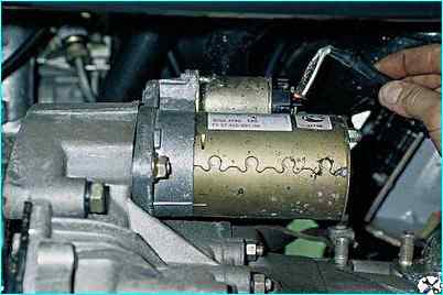 Снятие стартера автомобиля