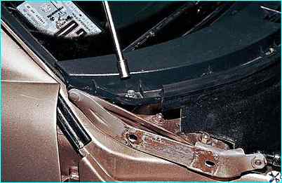 Снятие облицовки и накладки ветрового окна