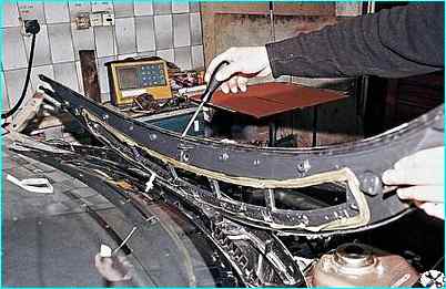 Снятие облицовки и накладки ветрового окна