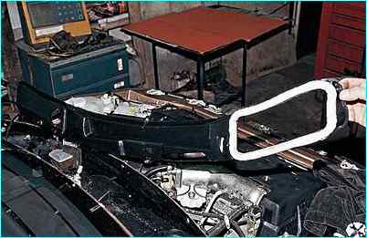 Снятие облицовки и накладки ветрового окна