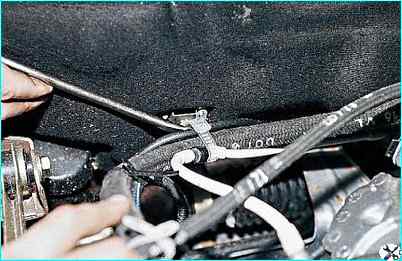 Снятие облицовки и накладки ветрового окна