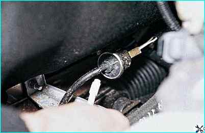 Снятие облицовки и накладки ветрового окна