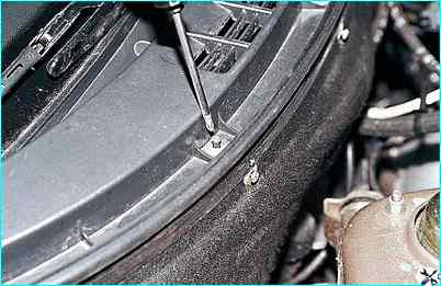 Снятие облицовки и накладки ветрового окна