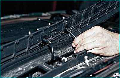 Снятие облицовки и накладки ветрового окна