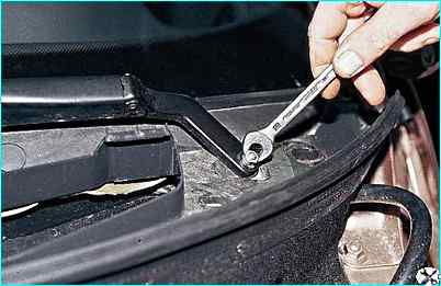 Снятие облицовки и накладки ветрового окна