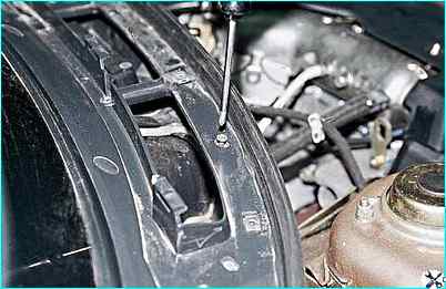 Снятие облицовки и накладки ветрового окна