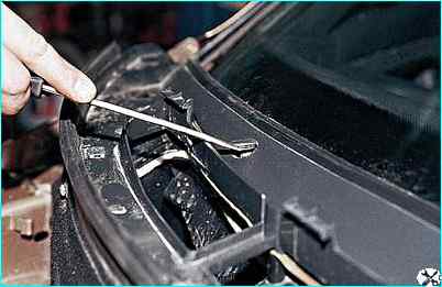 Снятие облицовки и накладки ветрового окна