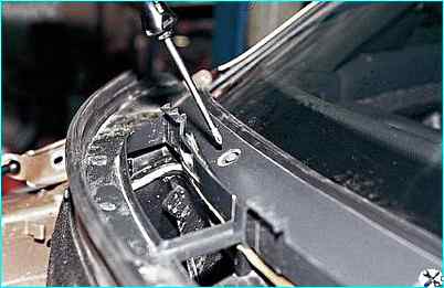 Снятие облицовки и накладки ветрового окна