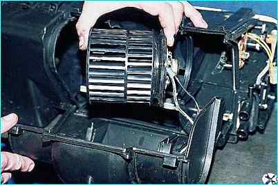 Снятие и разборка отопителя