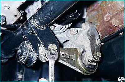 Снятие и ремонт поперечины подвески