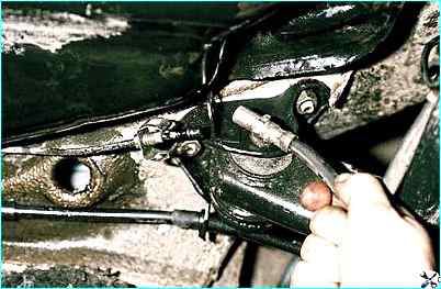 Снятие заднего тормозного шланга