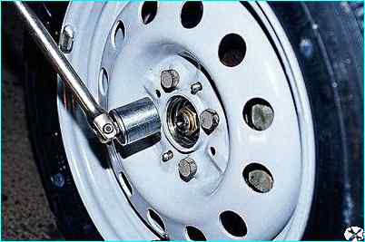 Снятие приводов передних колес