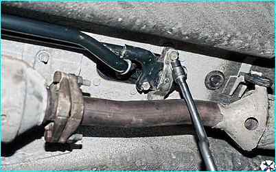 Снятие привода переключения коробки передач