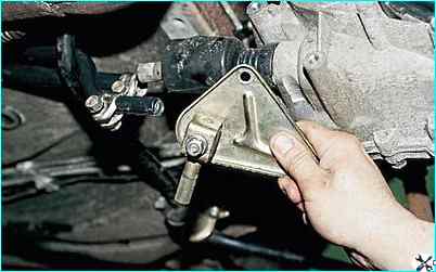 Снятие привода переключения коробки передач