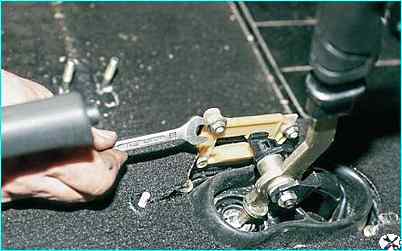 Снятие привода переключения коробки передач