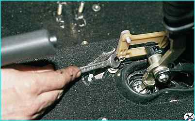 Снятие привода переключения коробки передач