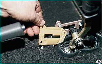 Снятие привода переключения коробки передач