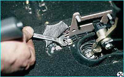 Снятие привода переключения коробки передач