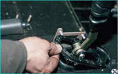 Снятие привода переключения коробки передач