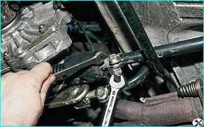 Снятие привода переключения коробки передач