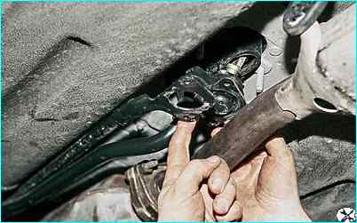 Снятие привода переключения коробки передач