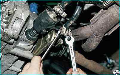 Снятие привода переключения коробки передач