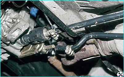 Снятие привода переключения коробки передач