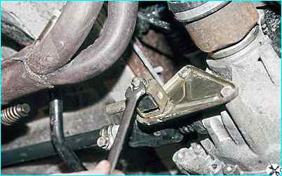 Снятие привода переключения коробки передач