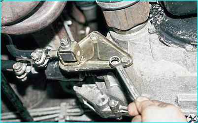 Снятие привода переключения коробки передач