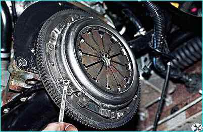 Замена деталей сцепления автомобиля