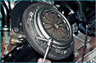 Замена деталей сцепления автомобиля