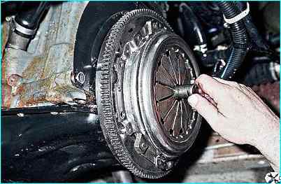 Замена деталей сцепления автомобиля