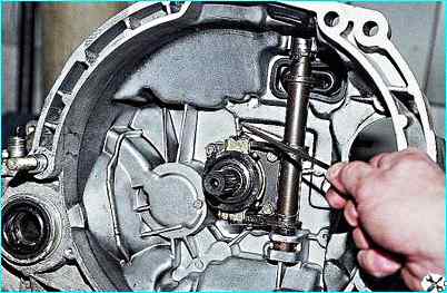 Замена деталей сцепления автомобиля