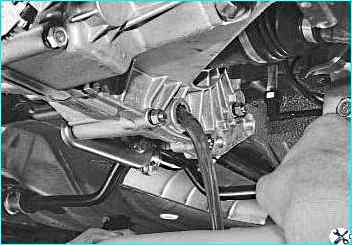 Снятие коробки передач автомобиля