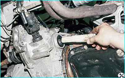 Снятие коробки передач автомобиля