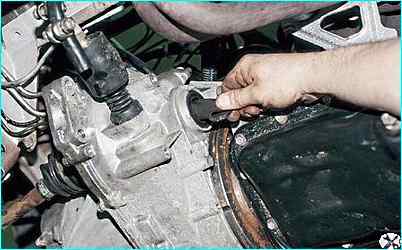 Снятие коробки передач автомобиля