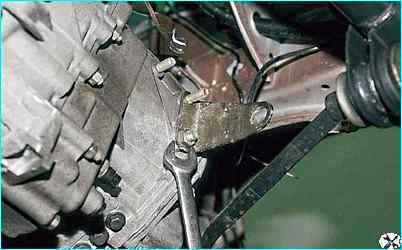 Снятие коробки передач автомобиля