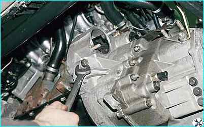 Снятие коробки передач автомобиля