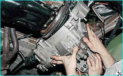 Снятие коробки передач автомобиля