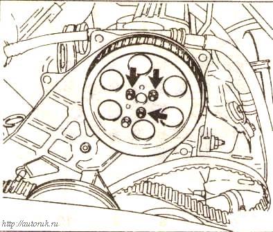 Отвернуть болты крепления звездочки Опель Корса